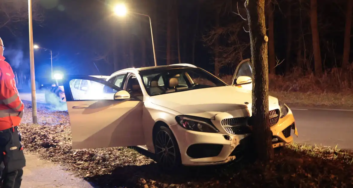 Auto botst tegen boom na uitwijkmaneuvre - Foto 10