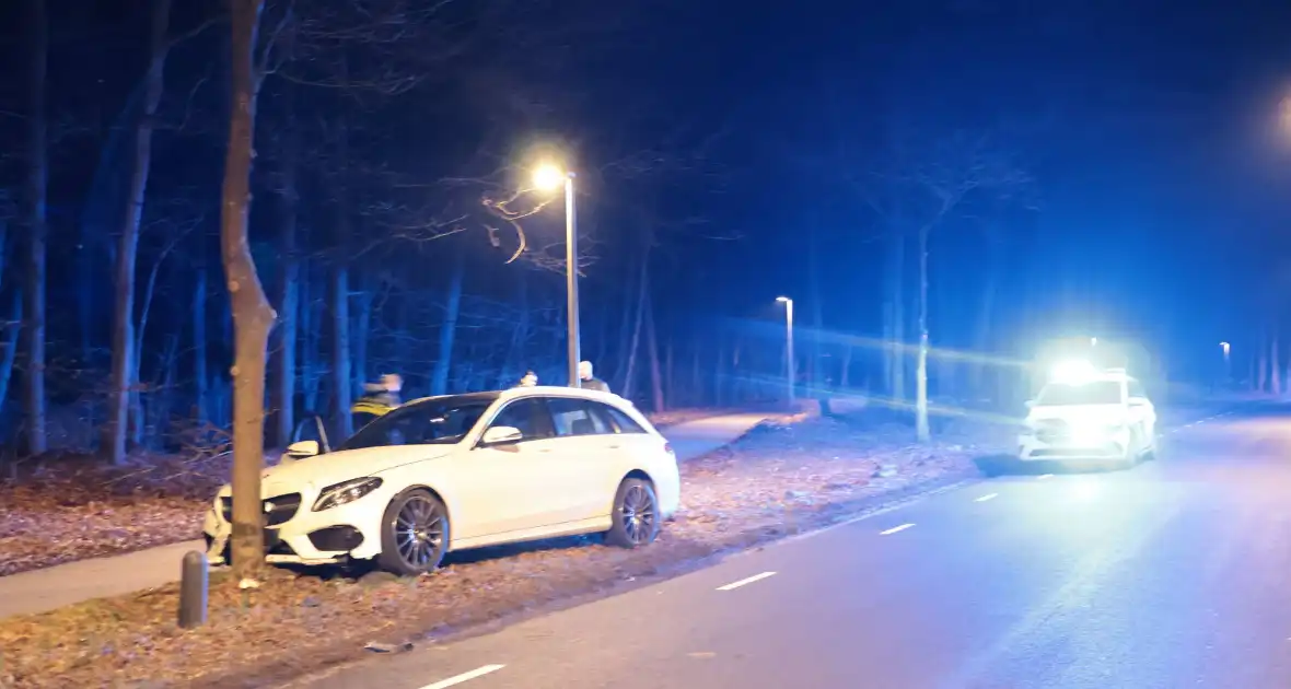 Auto botst tegen boom na uitwijkmaneuvre - Foto 2