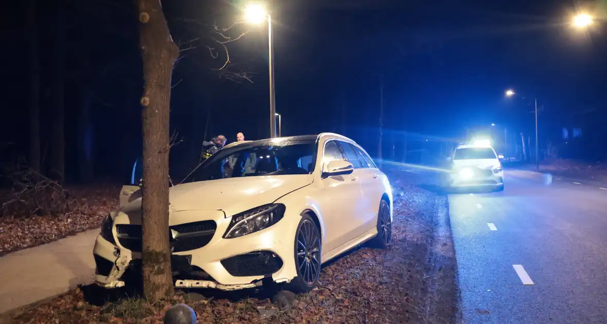 Auto botst tegen boom na uitwijkmaneuvre - Foto 3