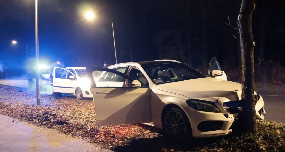 Auto botst tegen boom na uitwijkmaneuvre - Foto 4