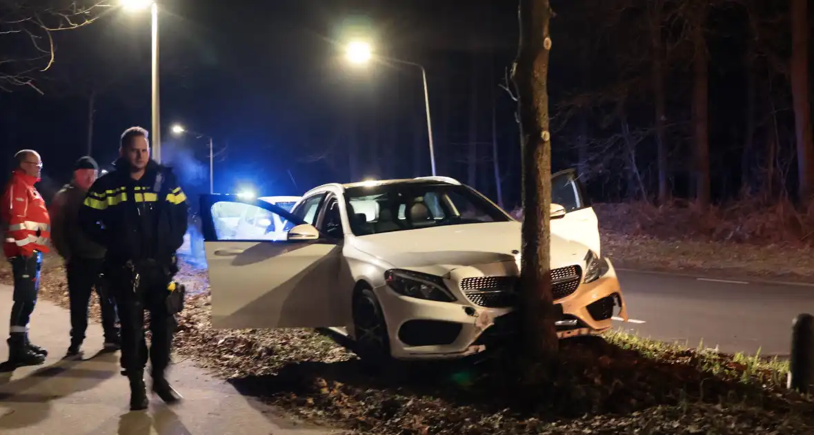 Auto botst tegen boom na uitwijkmaneuvre - Foto 9