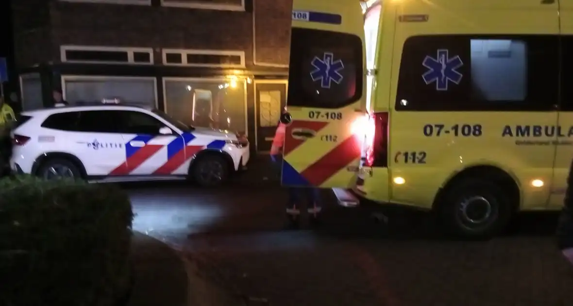 Persoon uit woning gehaald met hoogwerker - Foto 1