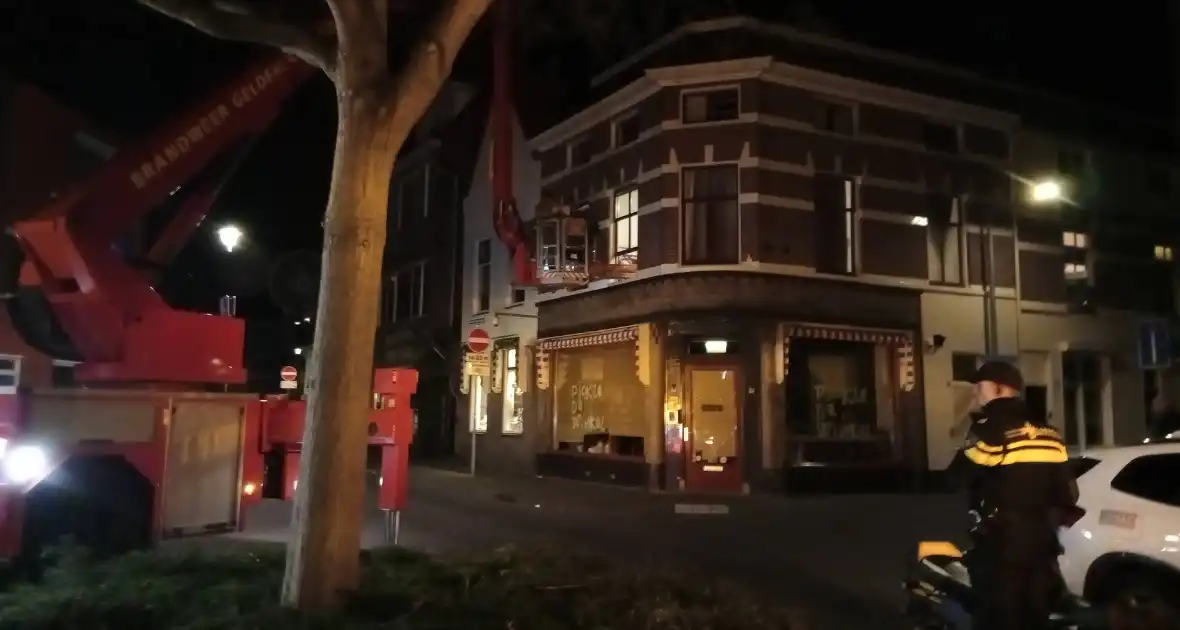 Persoon uit woning gehaald met hoogwerker - Foto 2