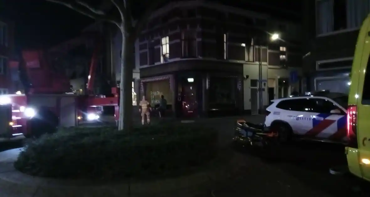 Persoon uit woning gehaald met hoogwerker - Foto 3