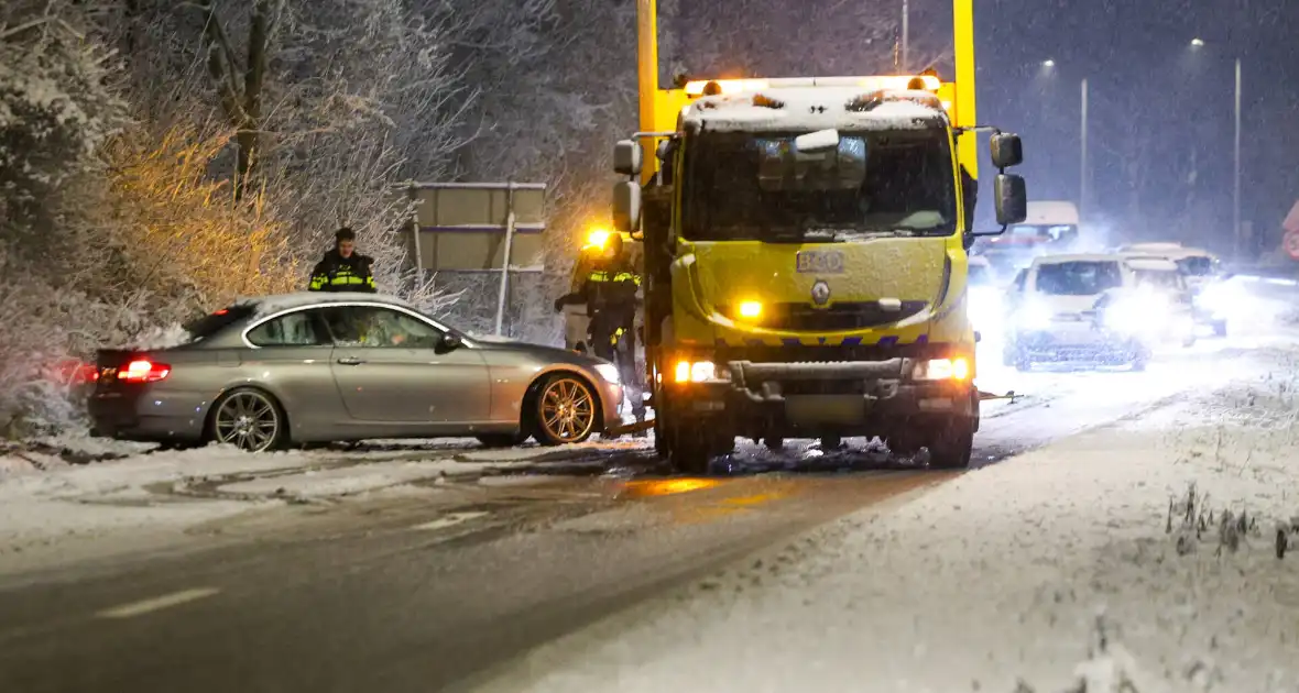 Automobilist verliest macht over stuur door gladheid