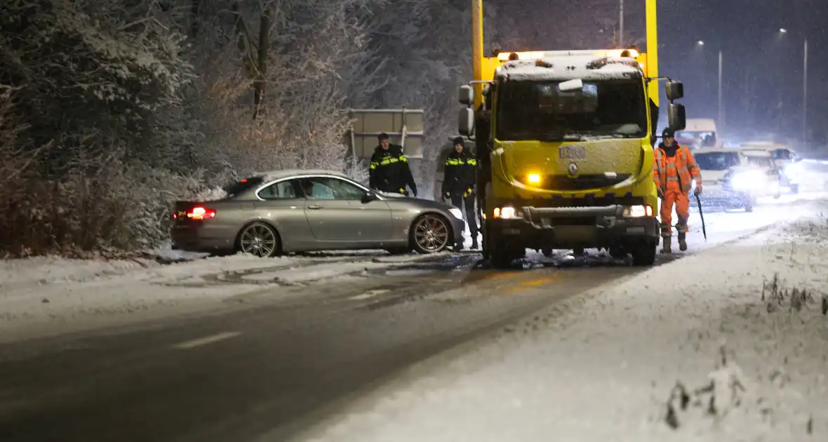 Automobilist verliest macht over stuur door gladheid - Foto 1