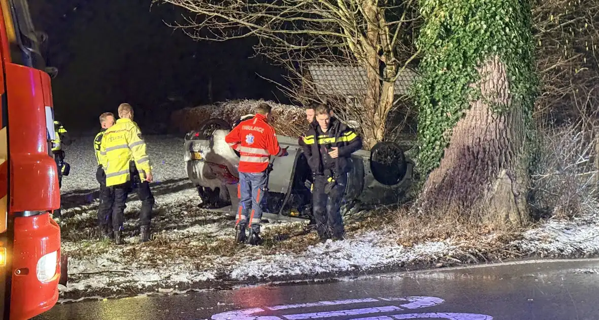 Auto raakt van de weg en belandt op de kop