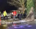 Auto raakt van de weg en belandt op de kop