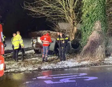 Auto raakt van de weg en belandt op de kop