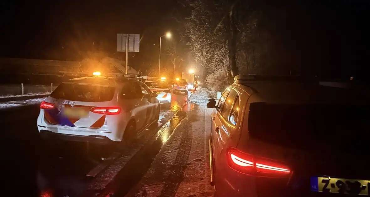 Auto raakt van de weg en belandt op de kop - Foto 1