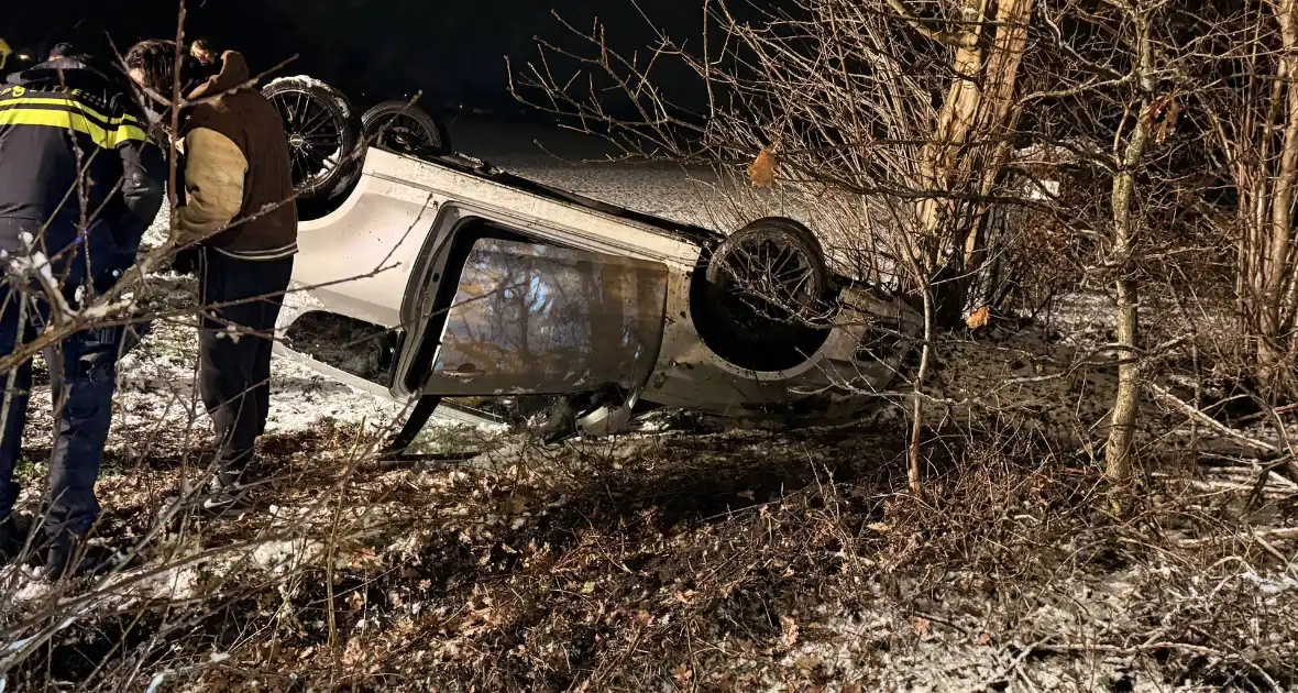 Auto raakt van de weg en belandt op de kop - Foto 2