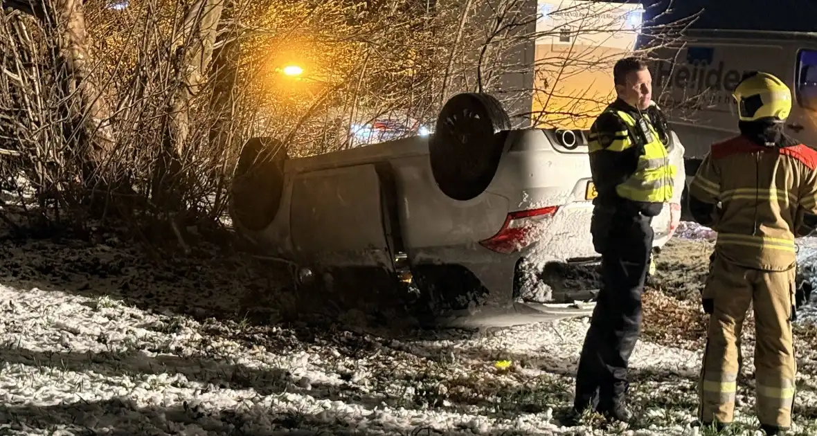 Auto raakt van de weg en belandt op de kop - Foto 3