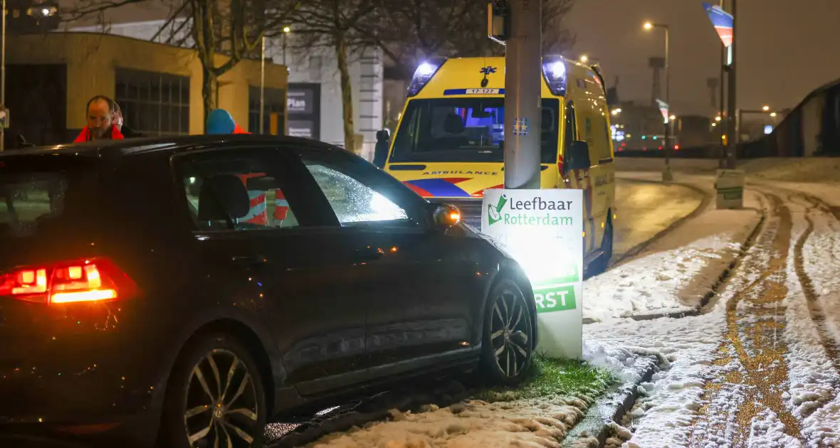 Man raakt van de weg en botst tegen lantaarnpaal
