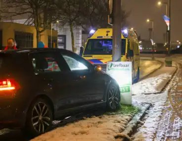 Man raakt van de weg en botst tegen lantaarnpaal