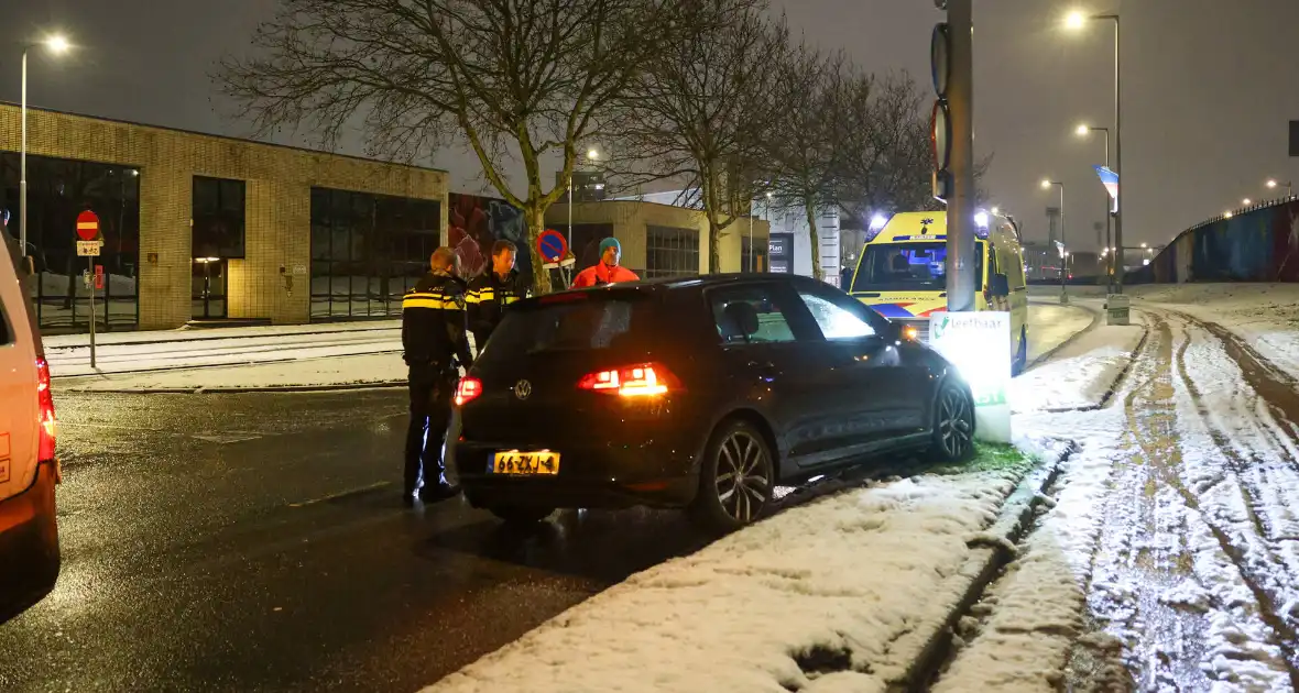 Man raakt van de weg en botst tegen lantaarnpaal - Foto 1