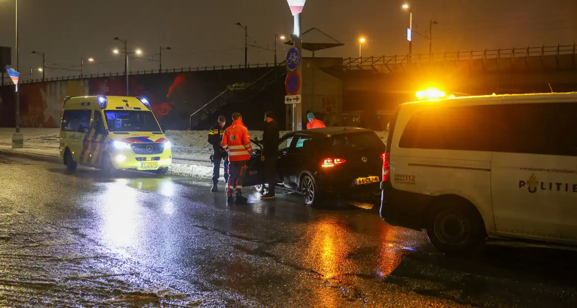 Man raakt van de weg en botst tegen lantaarnpaal - Foto 3