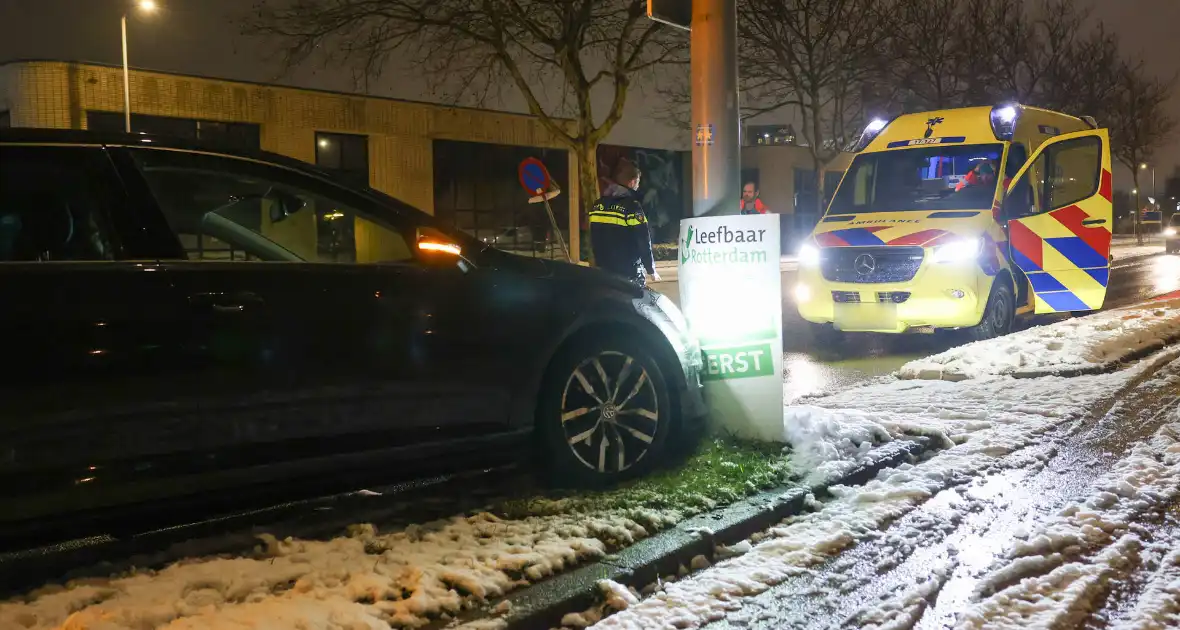 Man raakt van de weg en botst tegen lantaarnpaal - Foto 4