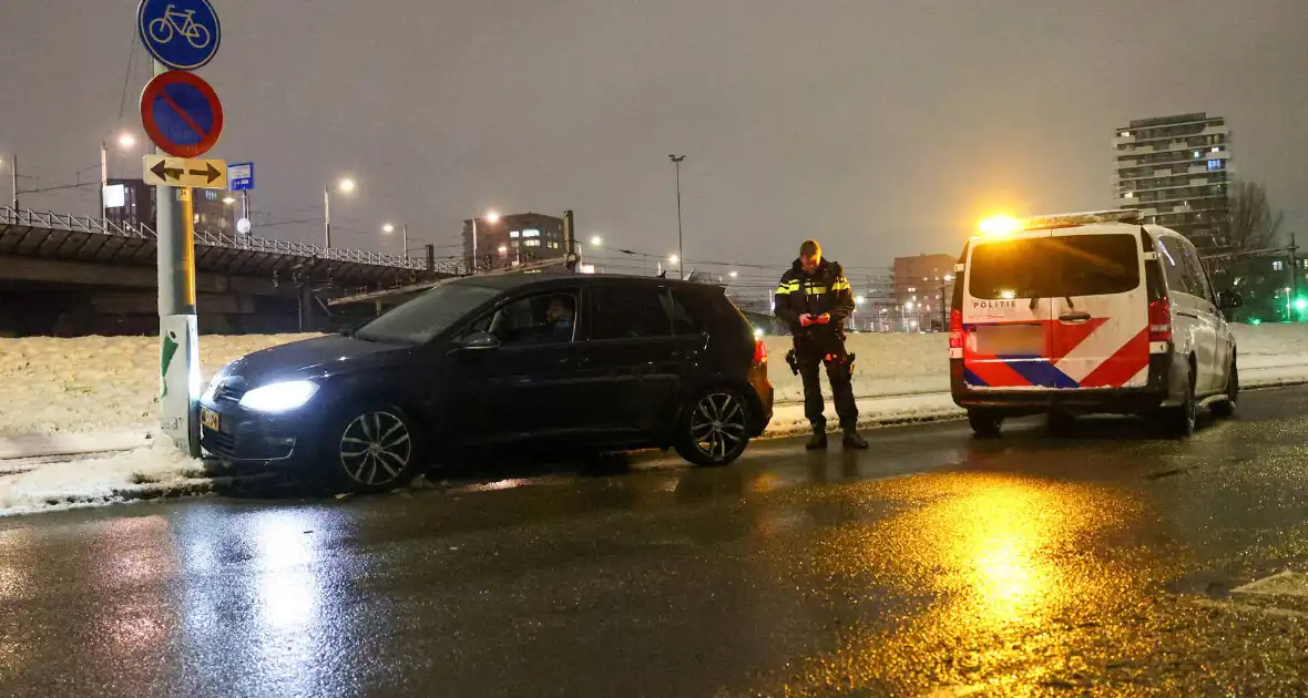 Man raakt van de weg en botst tegen lantaarnpaal - Foto 5