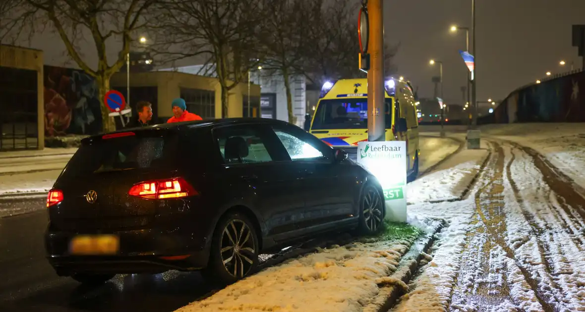 Man raakt van de weg en botst tegen lantaarnpaal - Foto 7