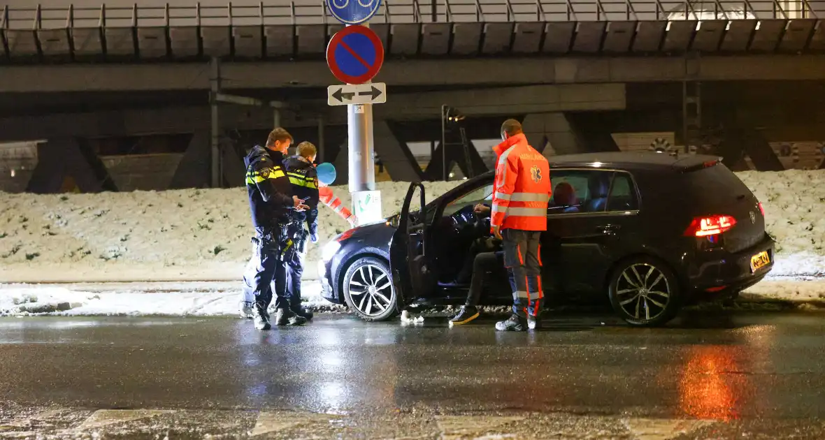 Man raakt van de weg en botst tegen lantaarnpaal - Foto 8