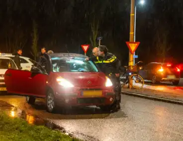 Auto bots met fietser tijdens avondrush