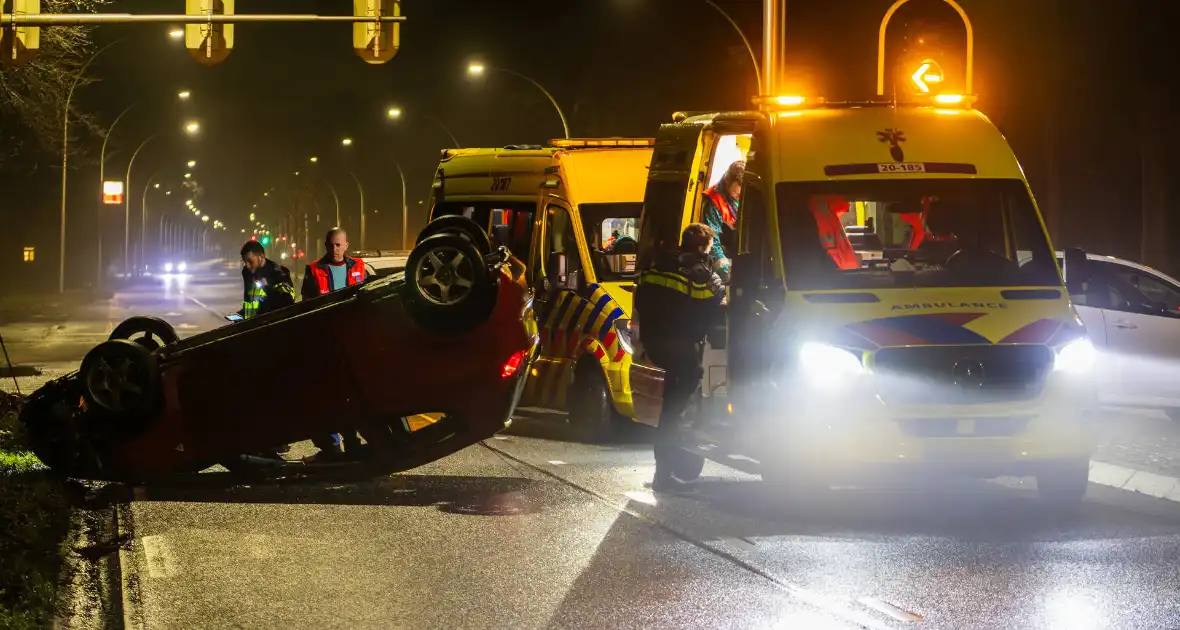 Auto over de kop na ongeval op kruispunt