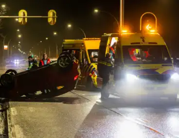 Auto over de kop na ongeval op kruispunt