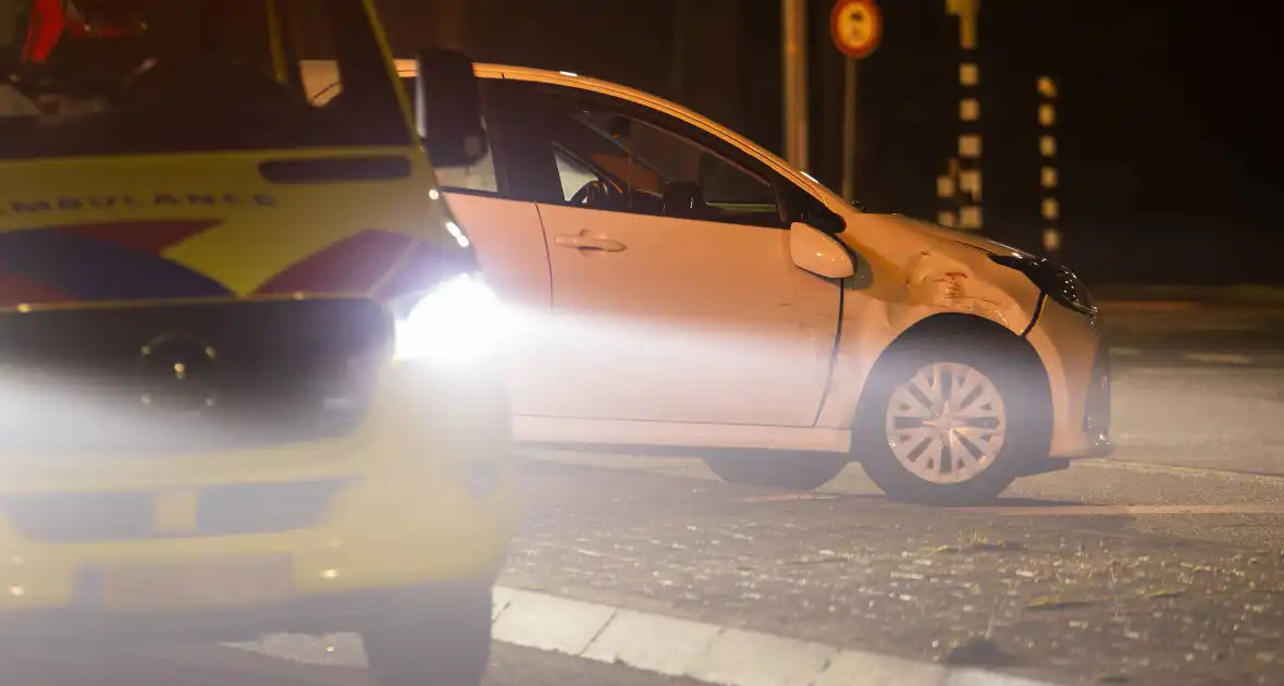 Auto over de kop na ongeval op kruispunt - Foto 10