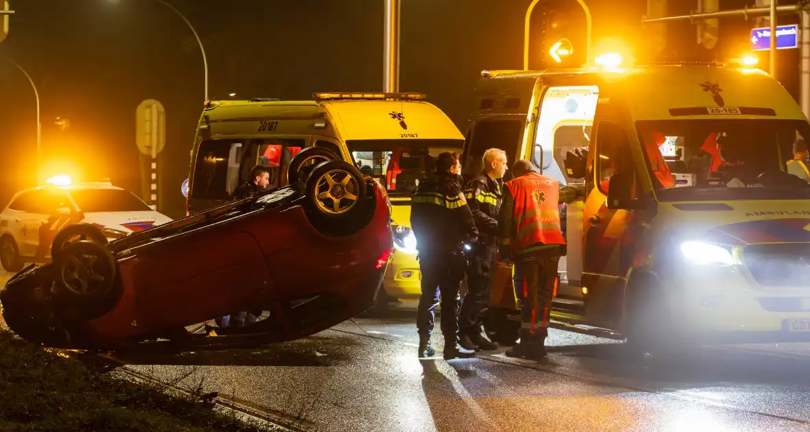 Auto over de kop na ongeval op kruispunt - Foto 11