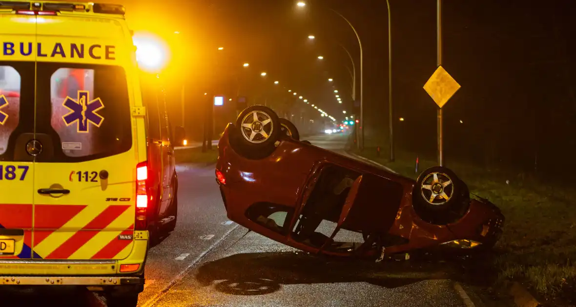 Auto over de kop na ongeval op kruispunt - Foto 12