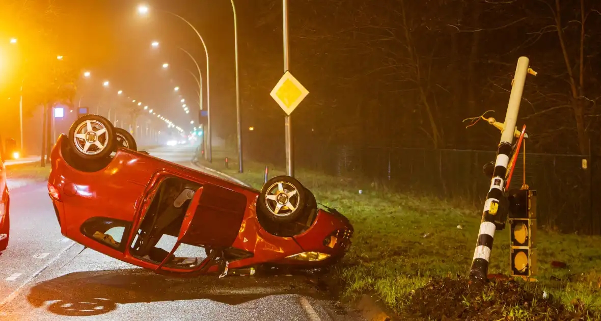 Auto over de kop na ongeval op kruispunt - Foto 13