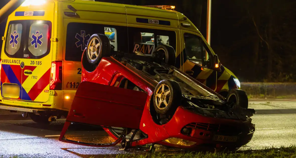 Auto over de kop na ongeval op kruispunt - Foto 2