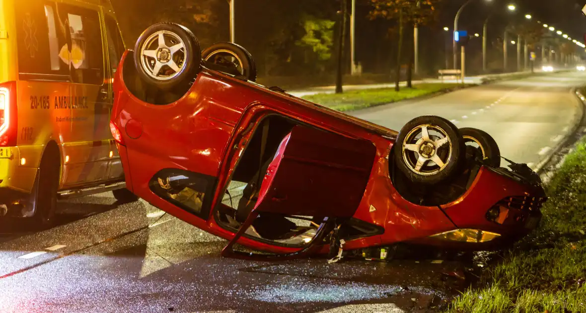 Auto over de kop na ongeval op kruispunt - Foto 3
