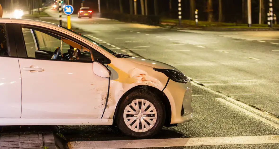 Auto over de kop na ongeval op kruispunt - Foto 4