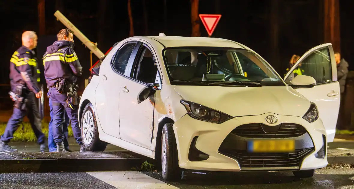 Auto over de kop na ongeval op kruispunt - Foto 5