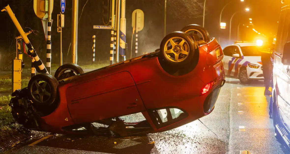 Auto over de kop na ongeval op kruispunt - Foto 6