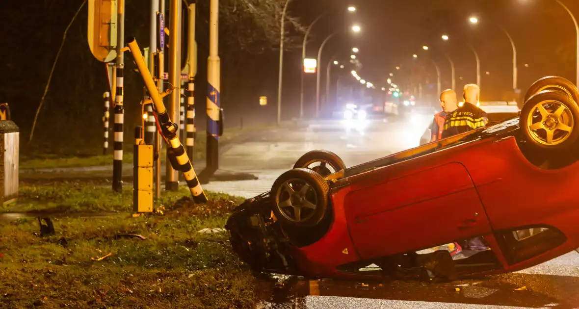 Auto over de kop na ongeval op kruispunt - Foto 7