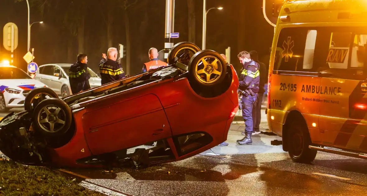 Auto over de kop na ongeval op kruispunt - Foto 8