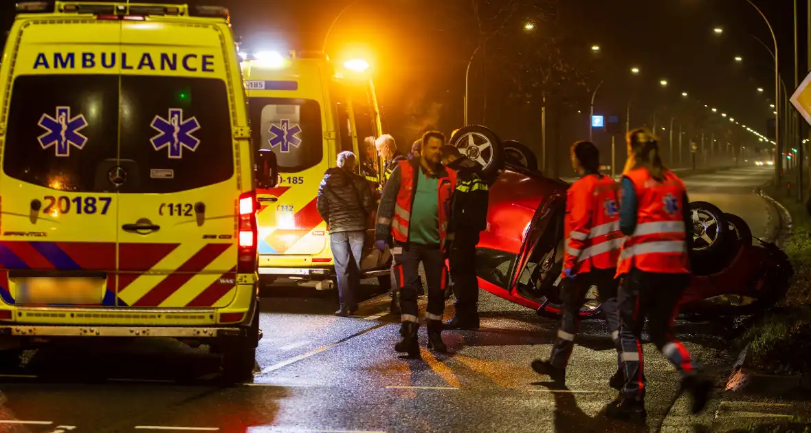 Auto over de kop na ongeval op kruispunt - Foto 9