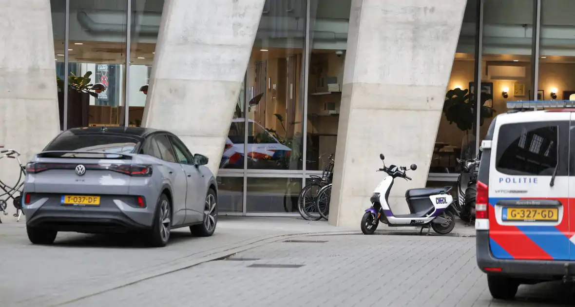 Vrouw steekt man en beide naar ziekenhuis