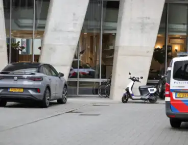 Vrouw steekt man en beide naar ziekenhuis