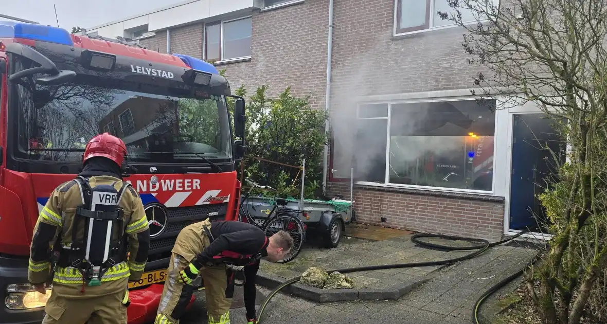 Brand in woonkamer leidt tot middelbrand