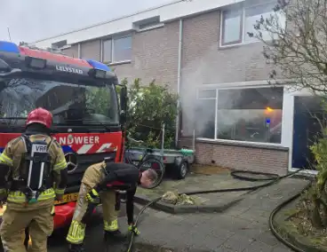 Brand in woonkamer leidt tot middelbrand