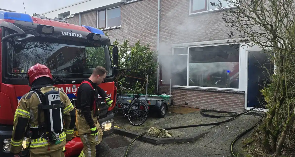 Brand in woonkamer leidt tot middelbrand - Foto 1