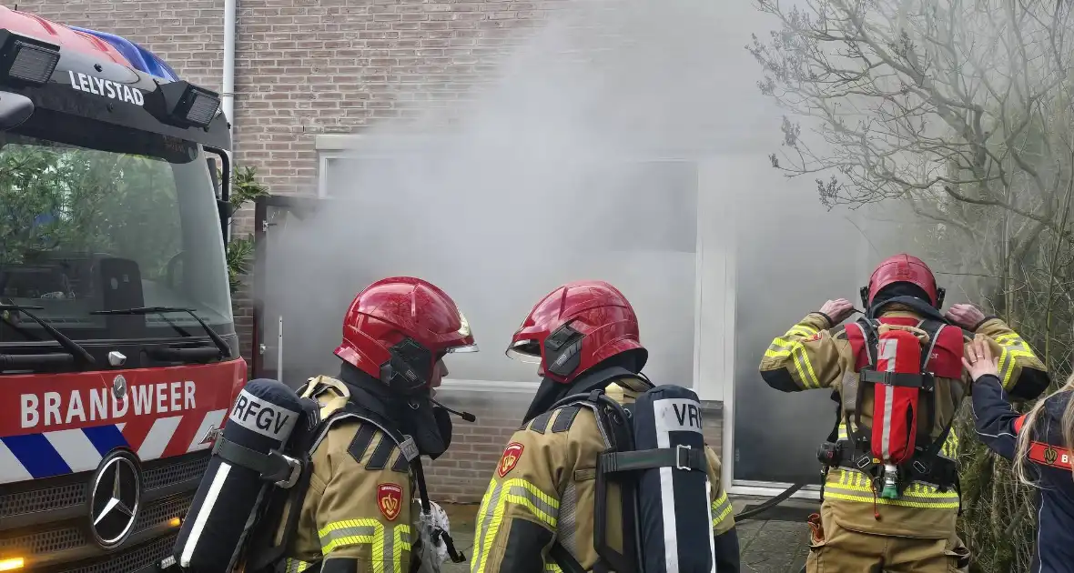 Brand in woonkamer leidt tot middelbrand - Foto 2