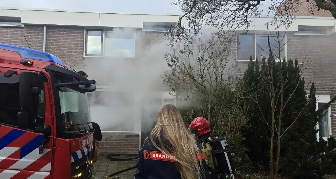 Brand in woonkamer leidt tot middelbrand - Foto 3