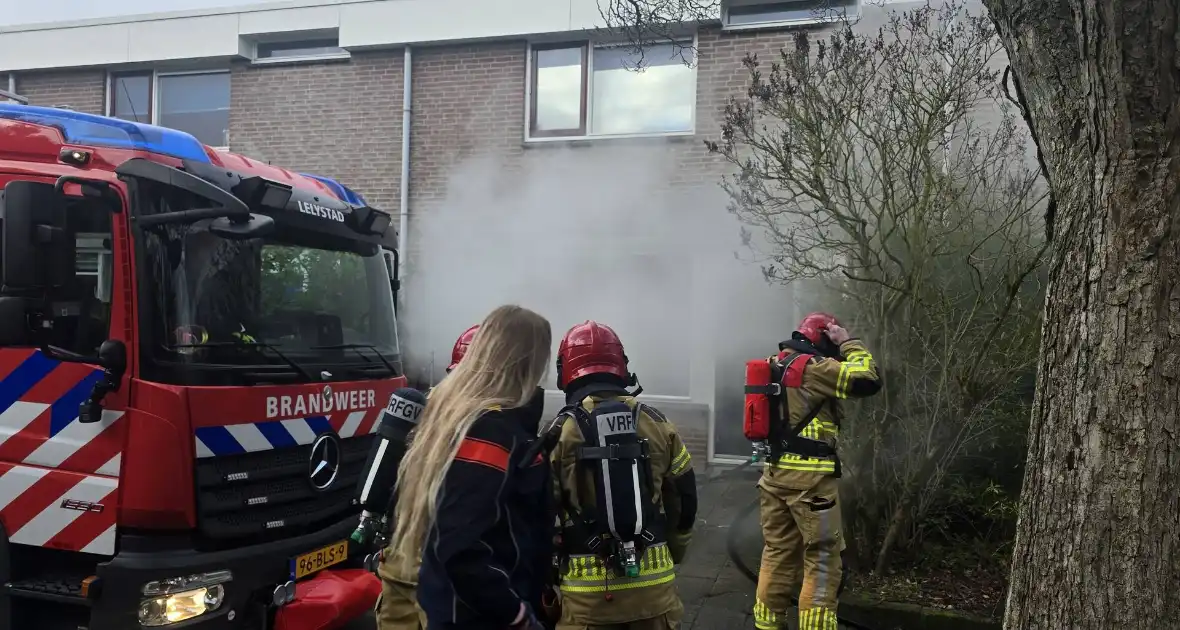 Brand in woonkamer leidt tot middelbrand - Foto 5