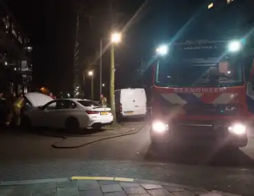 Brandweer blust kleine autobrand