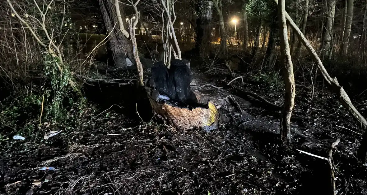 Brandweer bestrijdt aangestoken brand