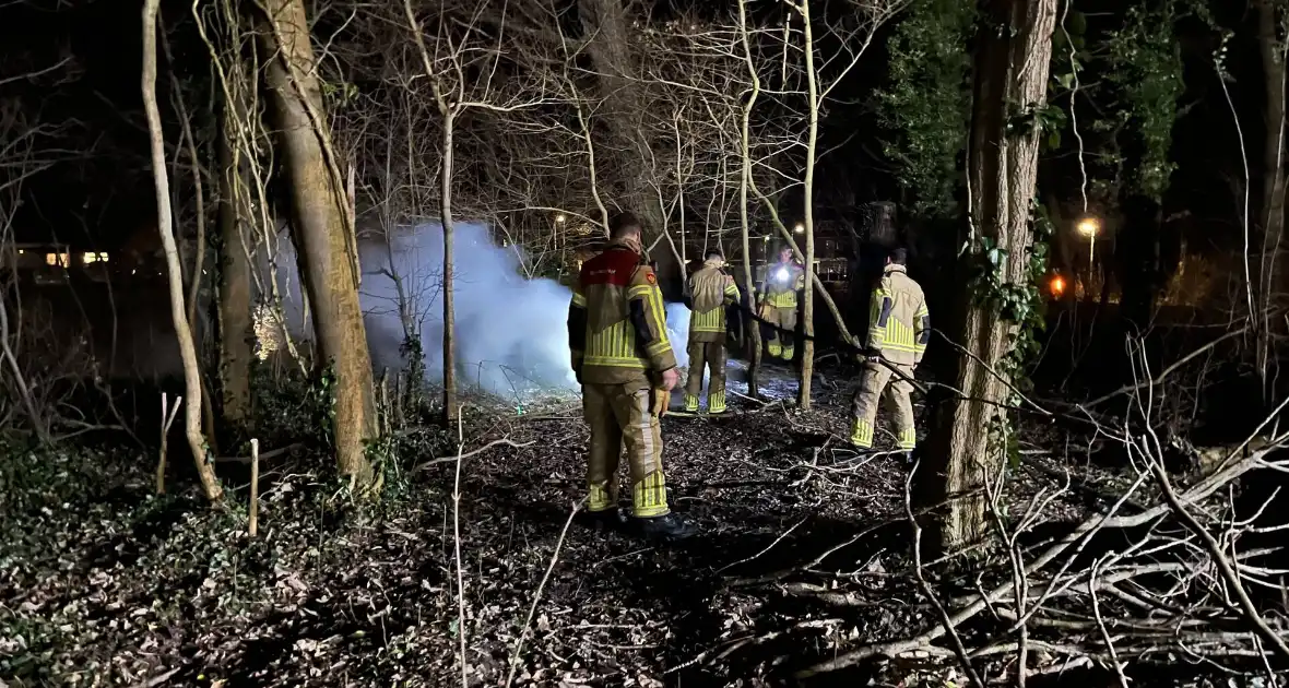 Brandweer bestrijdt aangestoken brand - Foto 1